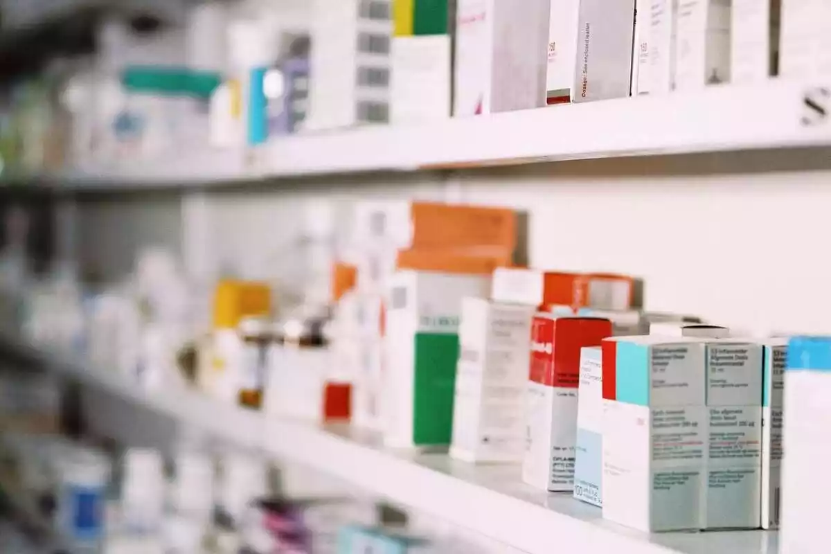 Diverses caixes de medicaments a una farmàcia