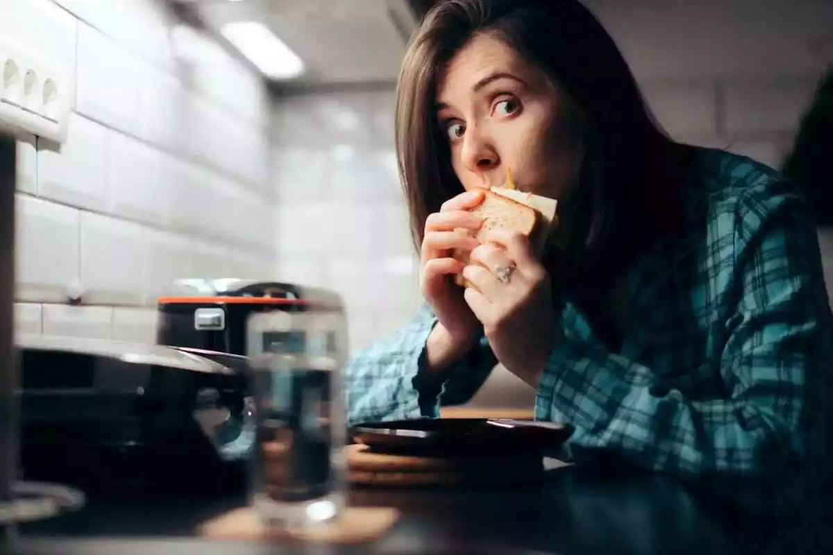 Dona menjant un entrepà