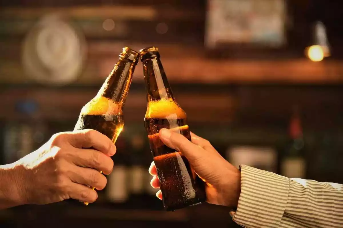 Dues mans agafant dues ampolles de cervesa