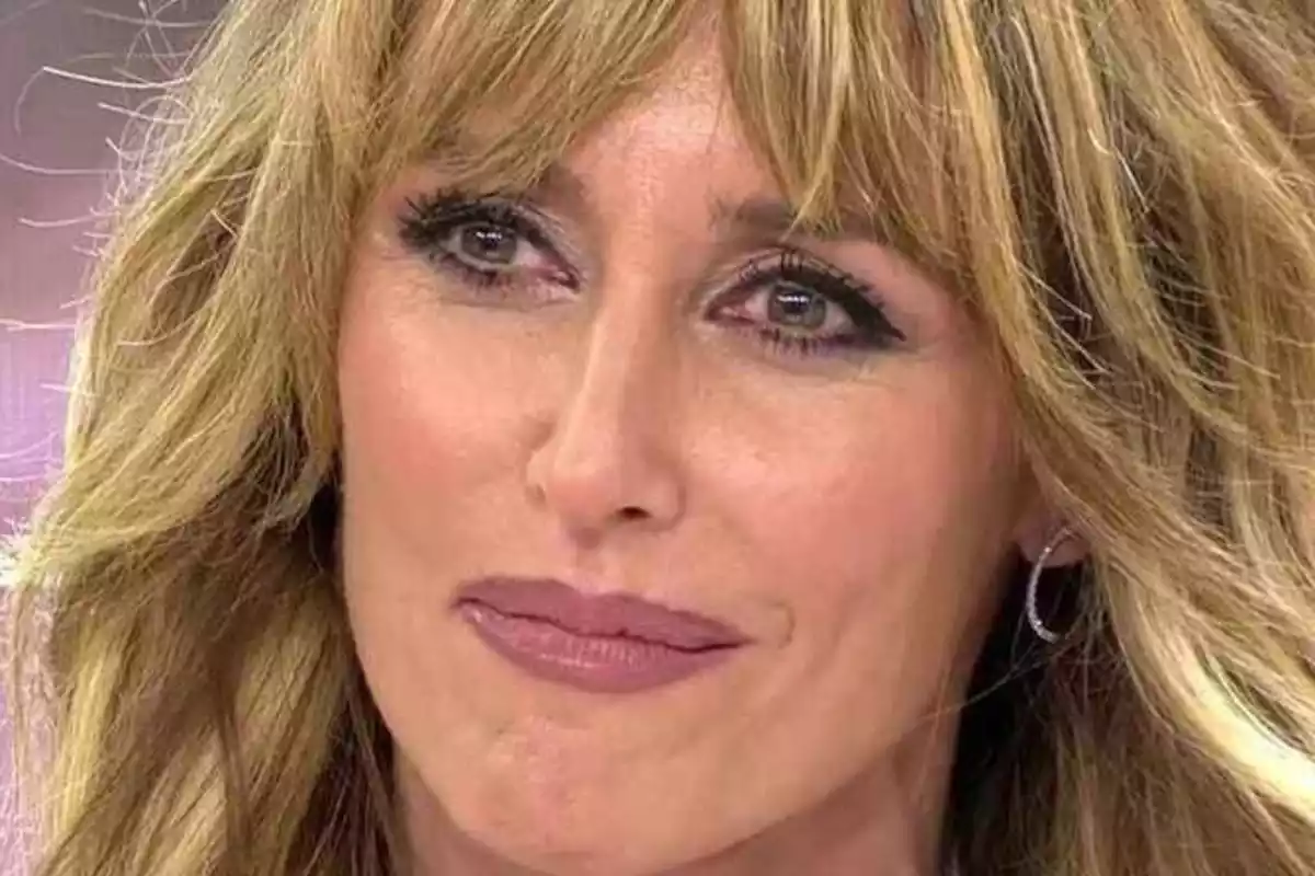 Emma García plorant en un plató de Telecinco.
