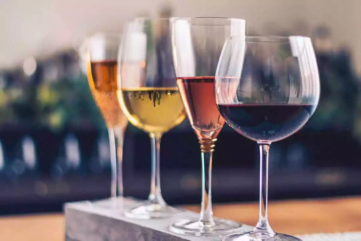 Imatge de diferents copes de vi
