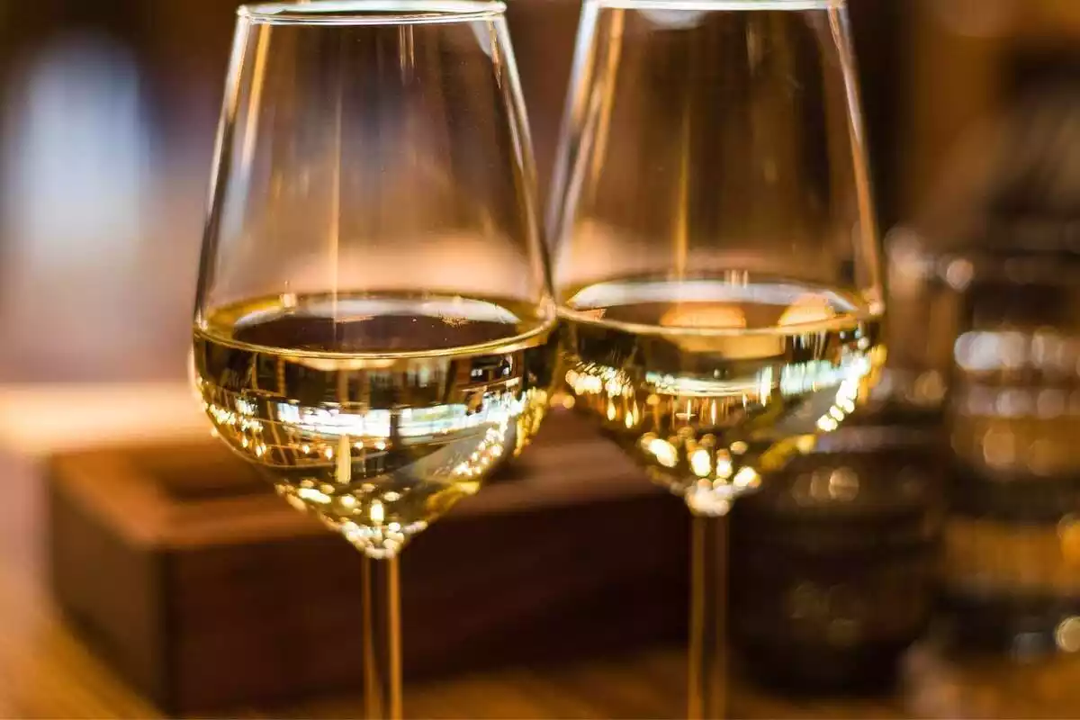 Imatge de dues copes de vi blanc