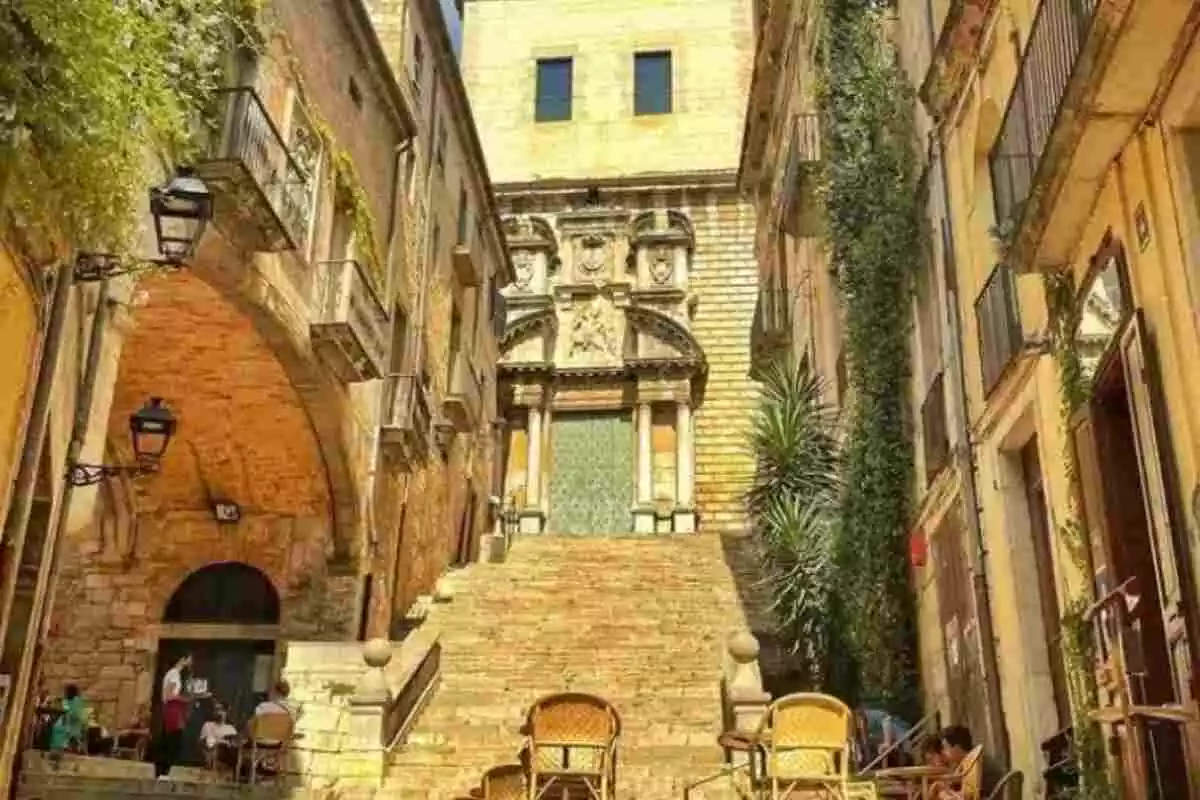 Imatge de les escales de la catedral de Girona.