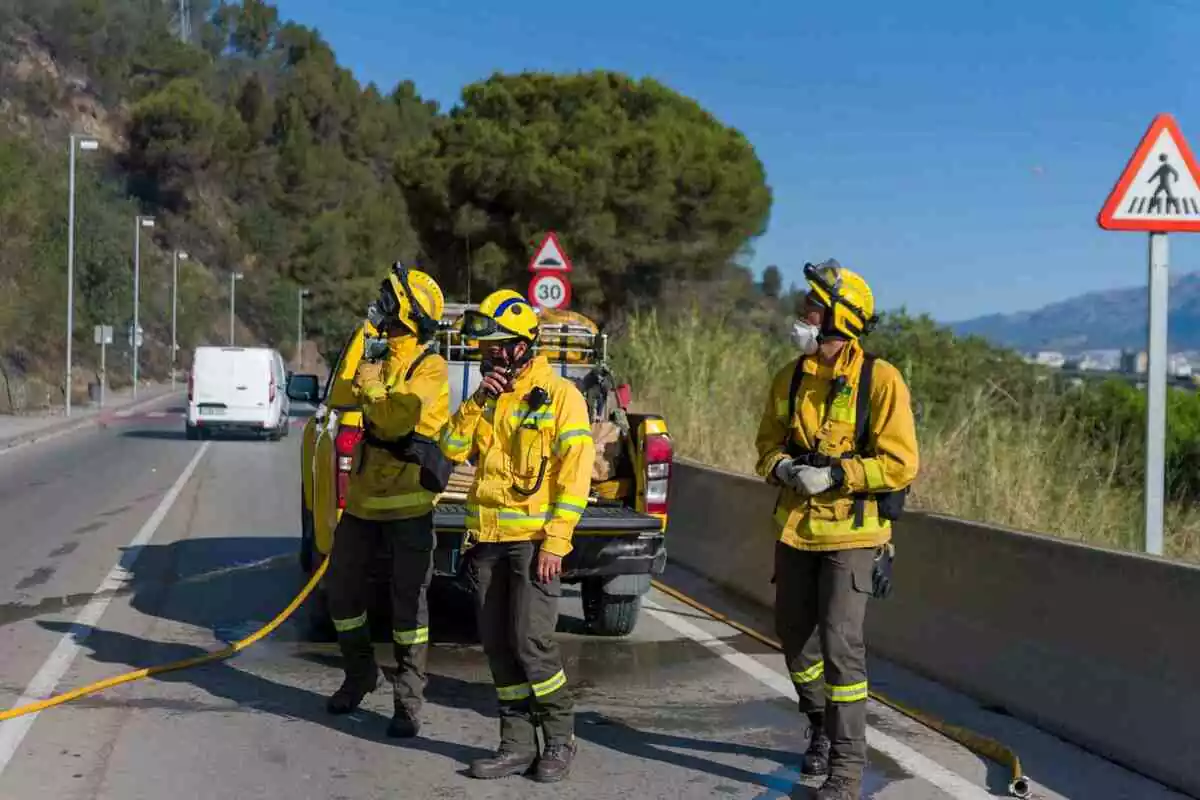 Imatge dels Bombers en un incendi a Catalunya.