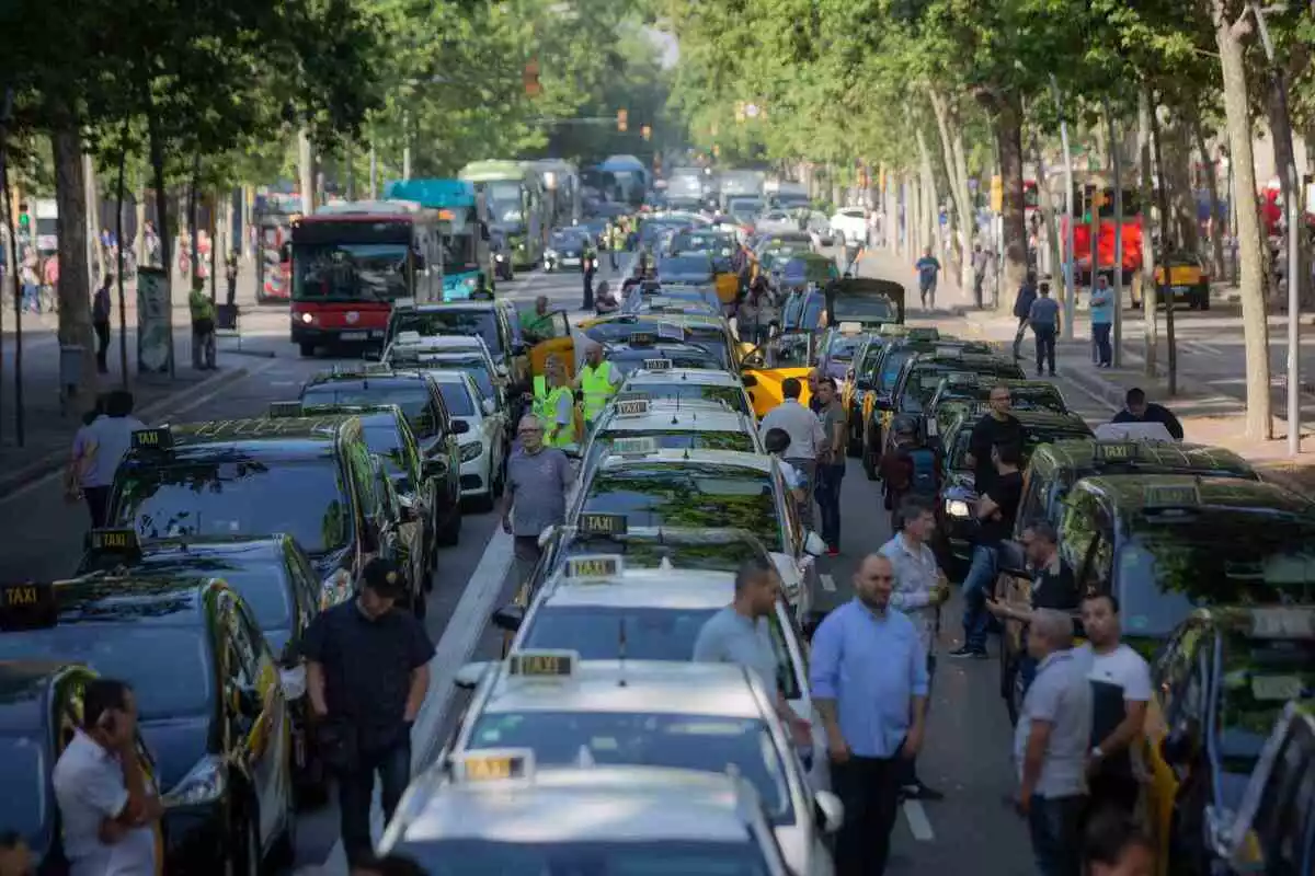 Imatge dels taxis aturats a la Gran Via durant la vaga del 18 de maig de 2022.