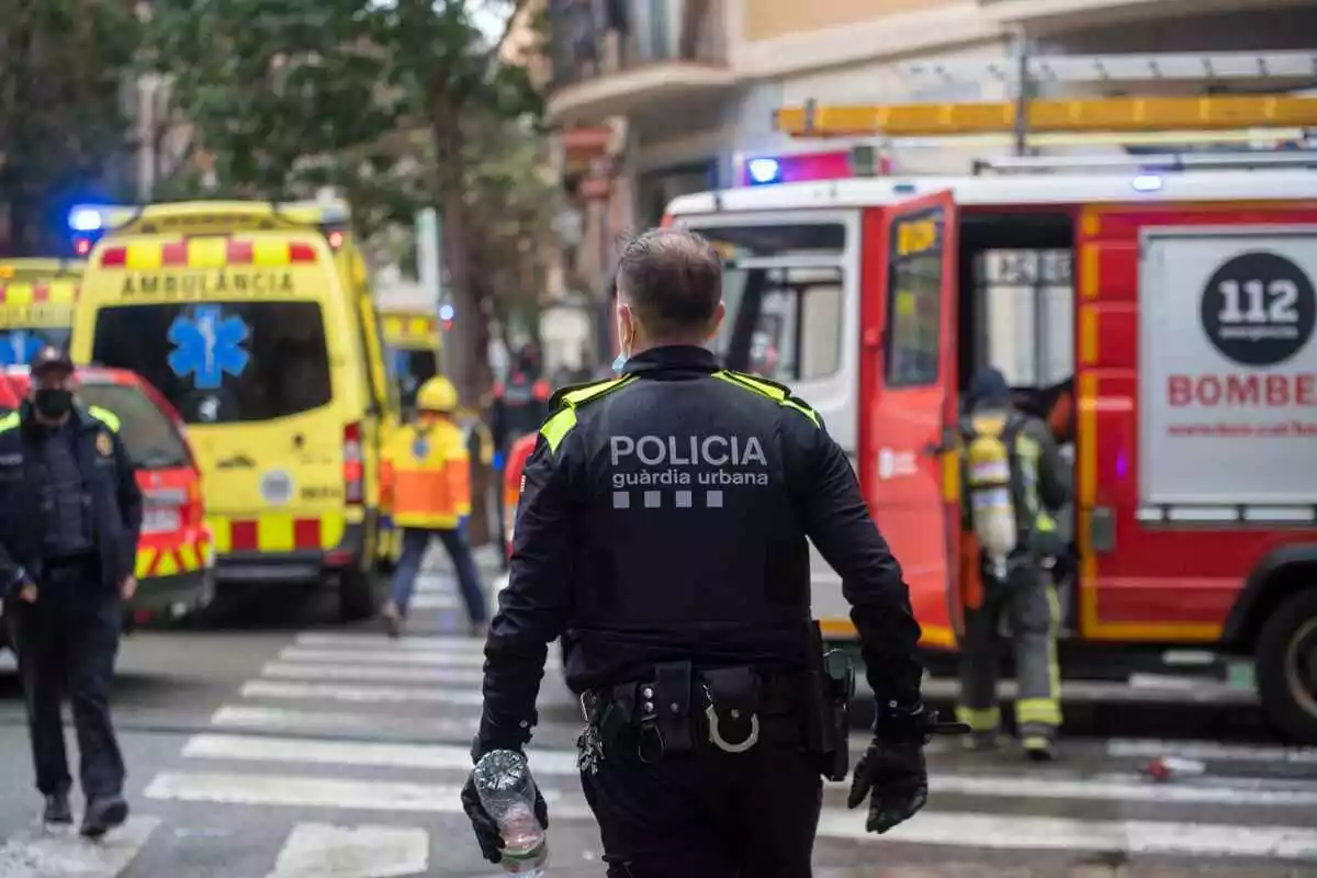 Imatge d'un agent de policia en un incendi a Barcelona.