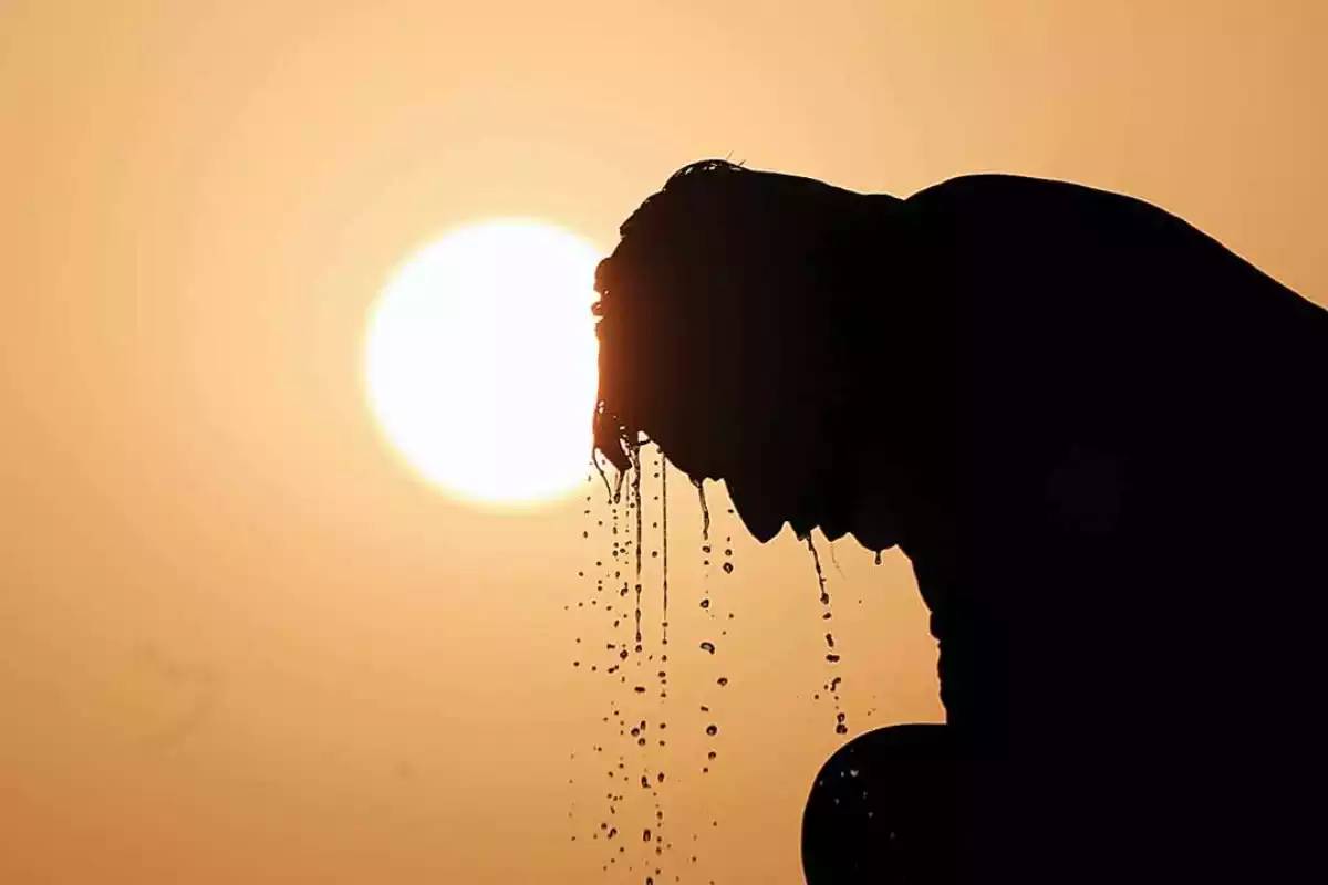 Imatge d'un home suant en plena onada de calor