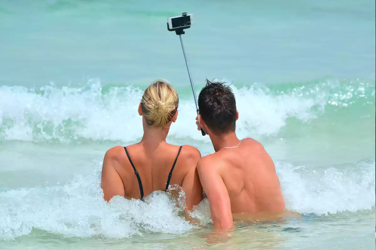 Imatge d'una parella fent-se una selfie al mar