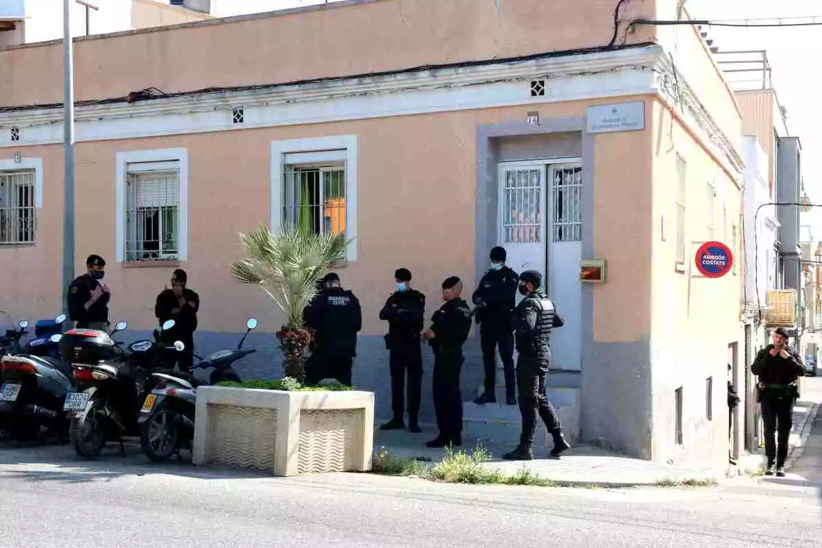 La Guàrdia Civil en ple operatiu antiterrorista a Vilanova i la Geltrú.