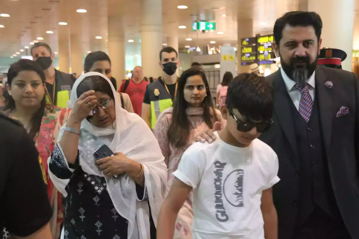 La mare de les noies pakistaneses a l'arribada a l'aeroport del Prat amb el seu fill