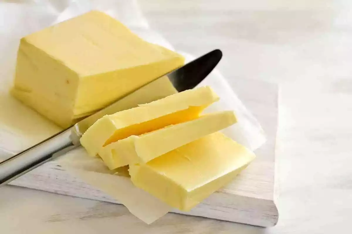 Mantega tallada amb un ganivet