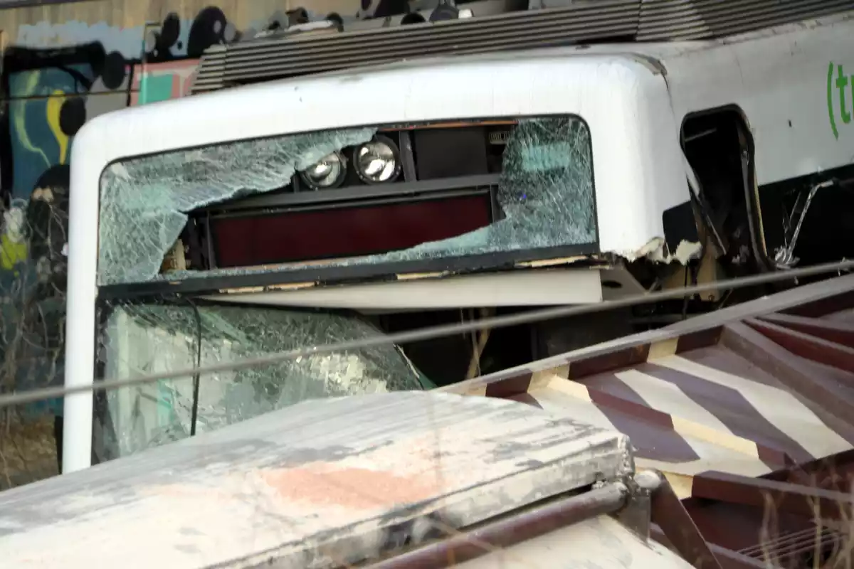 Màquina d'un tren de passatgers malmesa per l'impacte d'un vagó de mercaderies a Sant Boi