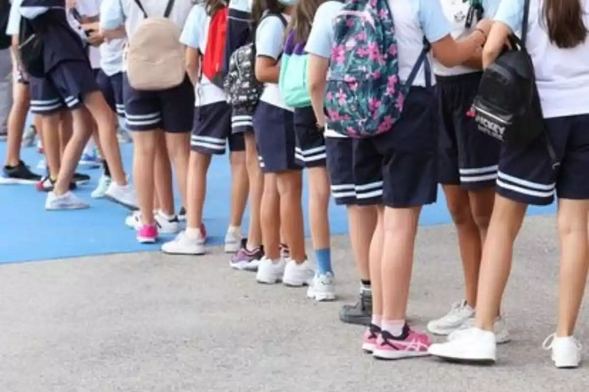 Alumnes d'una escola fent fila