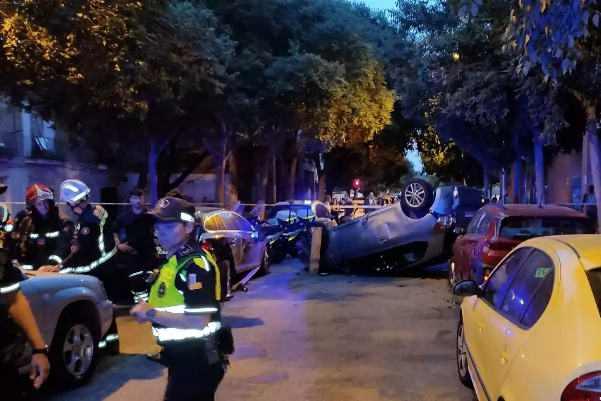 El cotxe accidentat i bolcat al Poblenou, després d'impactar contra quatre vehicles i una moto
