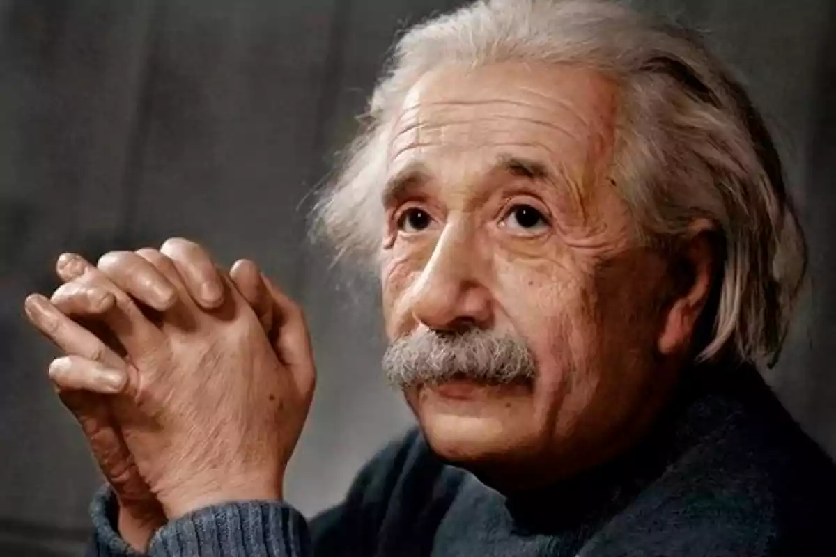 Fotografia d'Albert Einstein amb les mans creuades
