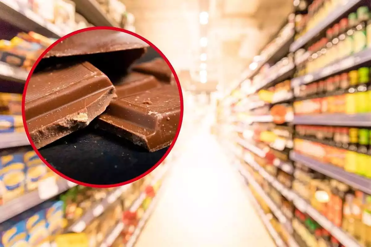 Fotomuntatge d'un passadís de supermercat i trossos de xocolata