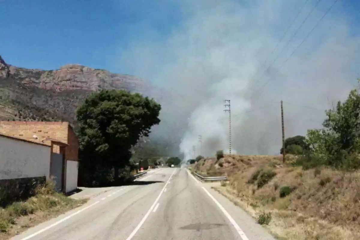 Imatge del foc que s'ha declarat a Camarasa, a la Noguera.