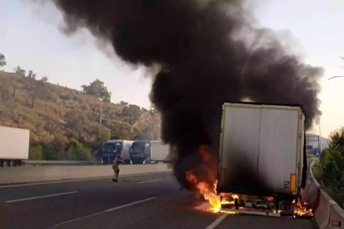 Imatge d'un incendi d'un camió a La Jonquera.