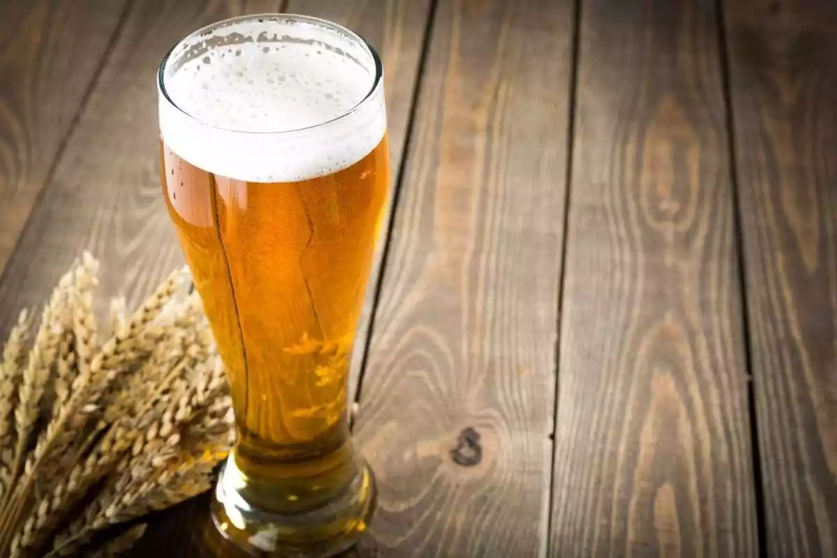 Imatge d'una cervesa sobre una taula.