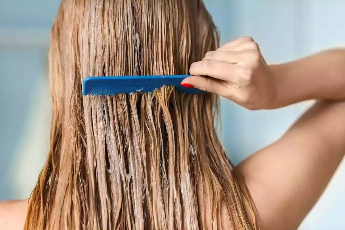 Imatge d'una dona pentinant-se el cabell.
