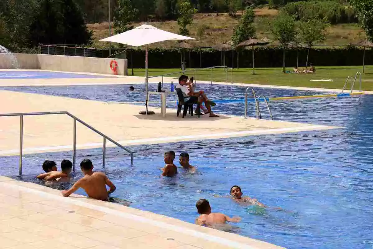 Imatge d'una piscina durant l'estiu de 2022 a Catalunya.