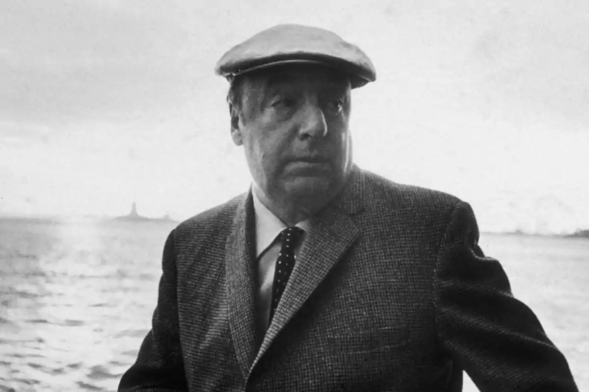 Imatge en blanc i negre de Pablo Neruda amb el mar de fons