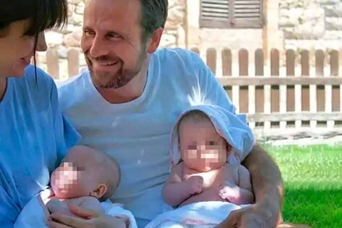 Foto de l'exbisbe de Solsona i la seva nova família.