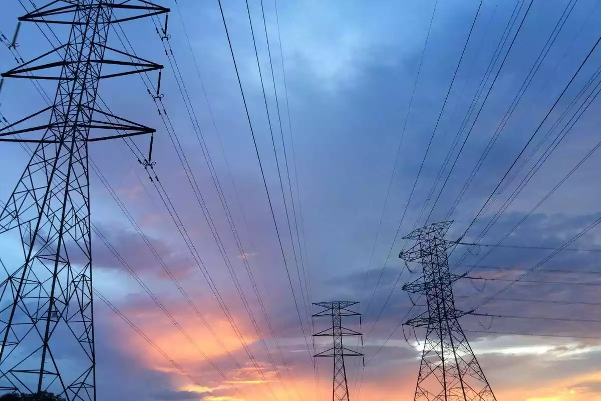 Foto de tres torres elèctriques.
