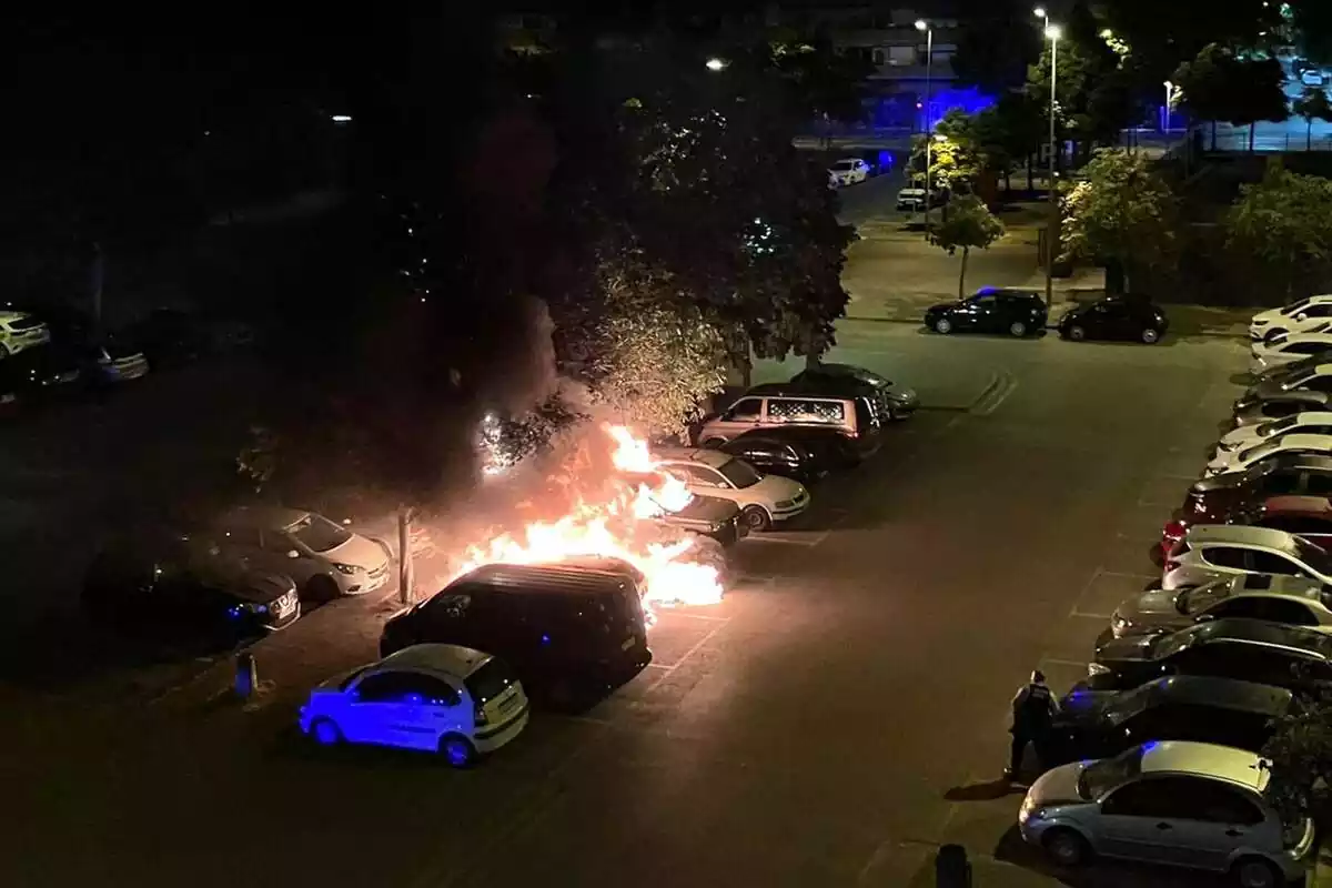 Foto dels cotxes cremats a Girona