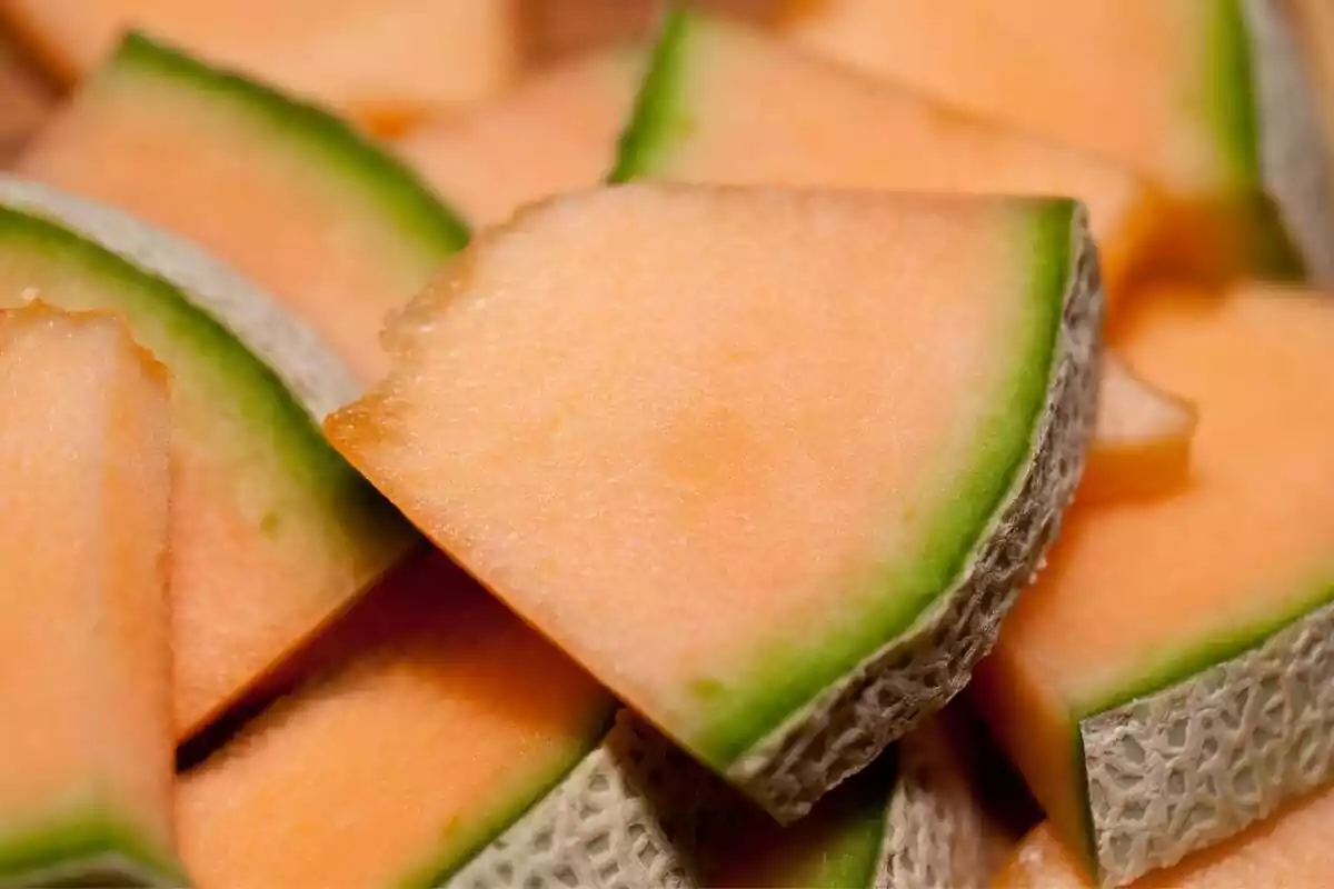 Imatge de diversos trossos de meló amb closca