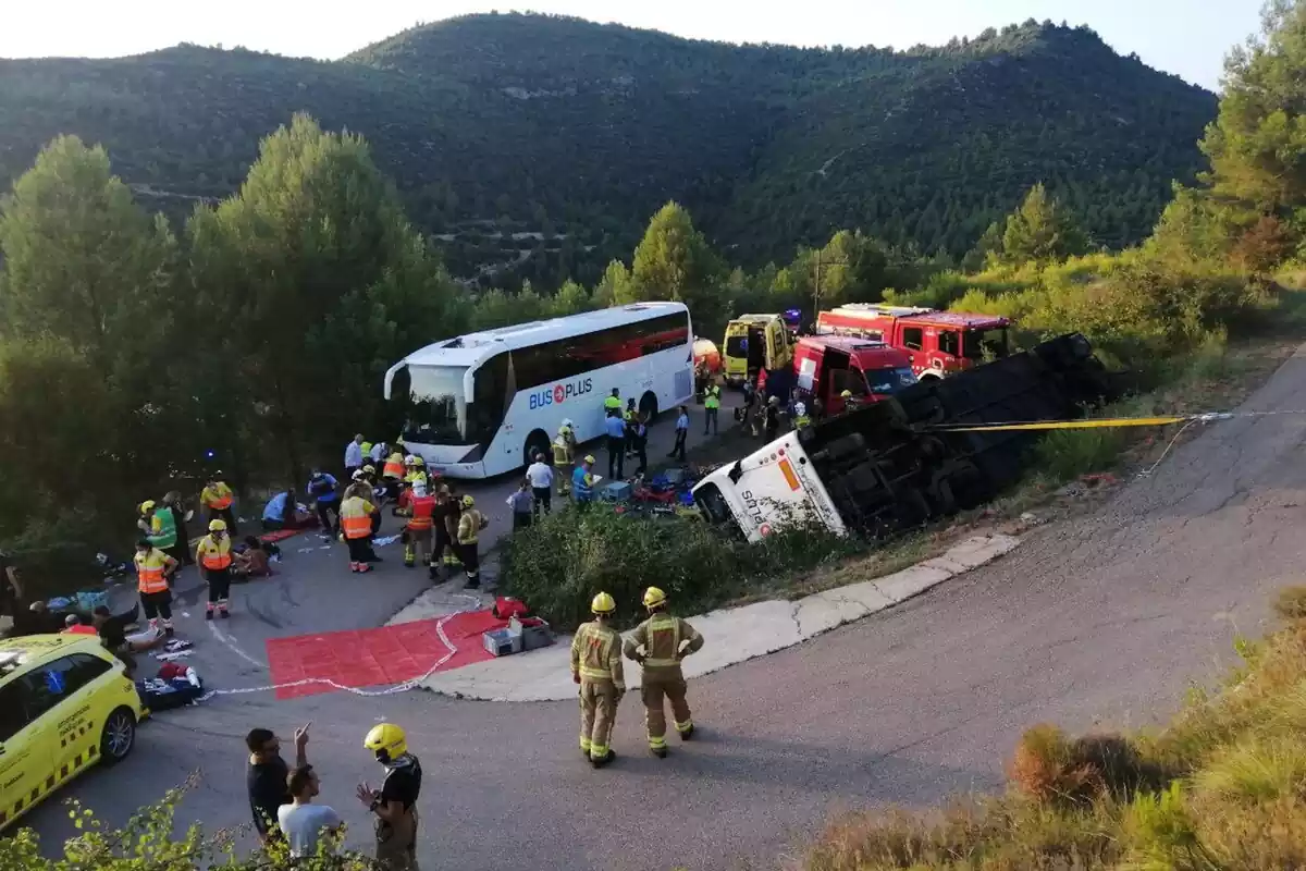 Imatge de l'autocar accidentat a Rubió