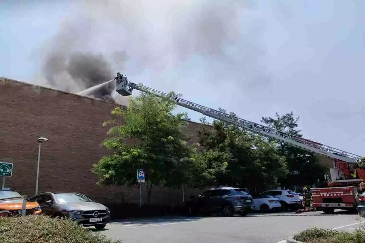 Imatge de l'empresa HP, a Sant Cugat, durant l'incendi.