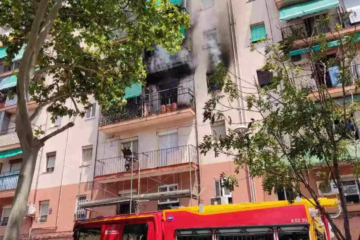 Imatge de l'incendi que ha tingut lloc al centre de Badalona.