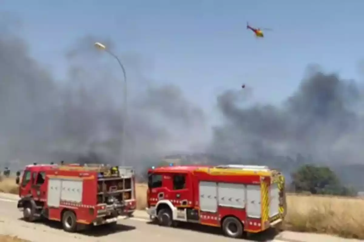Imatge dels Bombers treballant en un incendi a Montcada i Reixac.