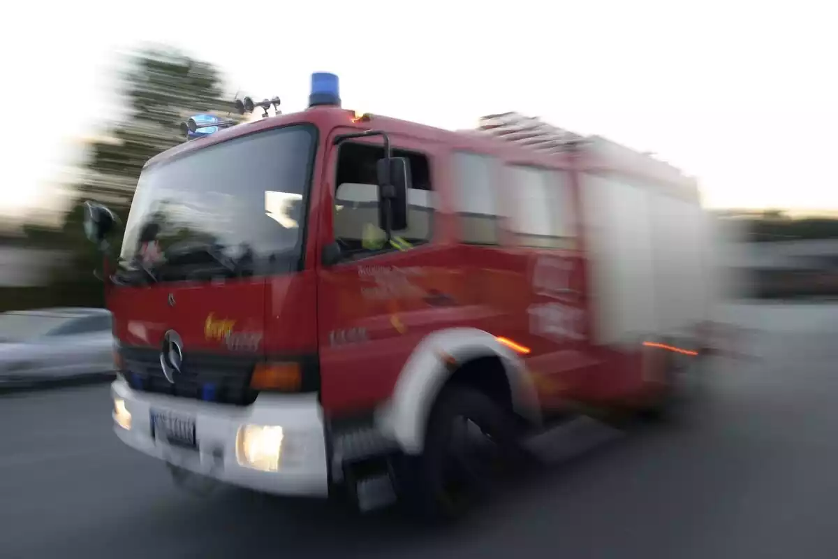 Imatge d'un camió de bombers en moviment