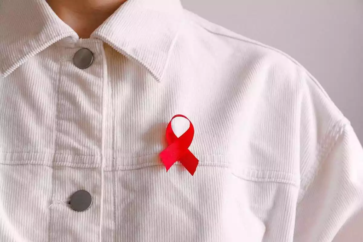 Imatge d'una jaqueta amb un llaç vermell, símbol representatiu de l'VIH/SIDA