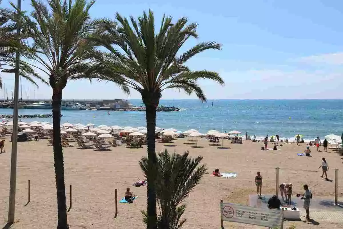 Imatge d'una platja de Barcelona l'endemà de 2022.