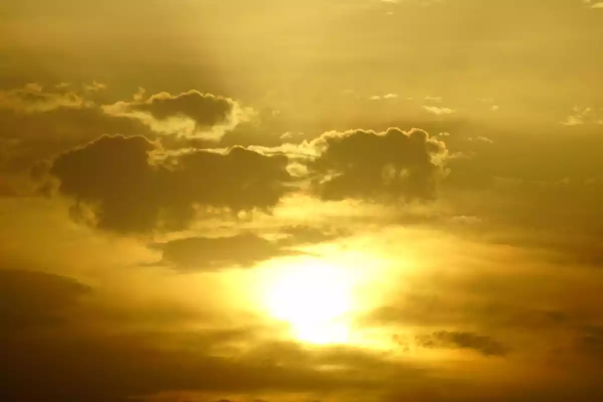Imatge d'una sortida de sol amb núvols a Verges, Baix Empordà