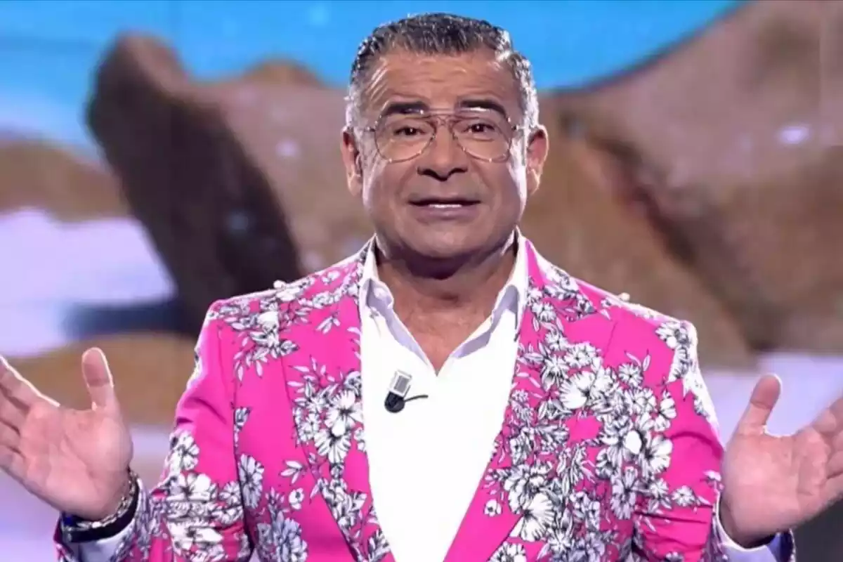 Jorge Javier amb un vestit jaqueta fúcsia
