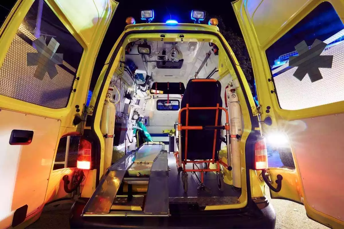 L'interior d'una ambulància