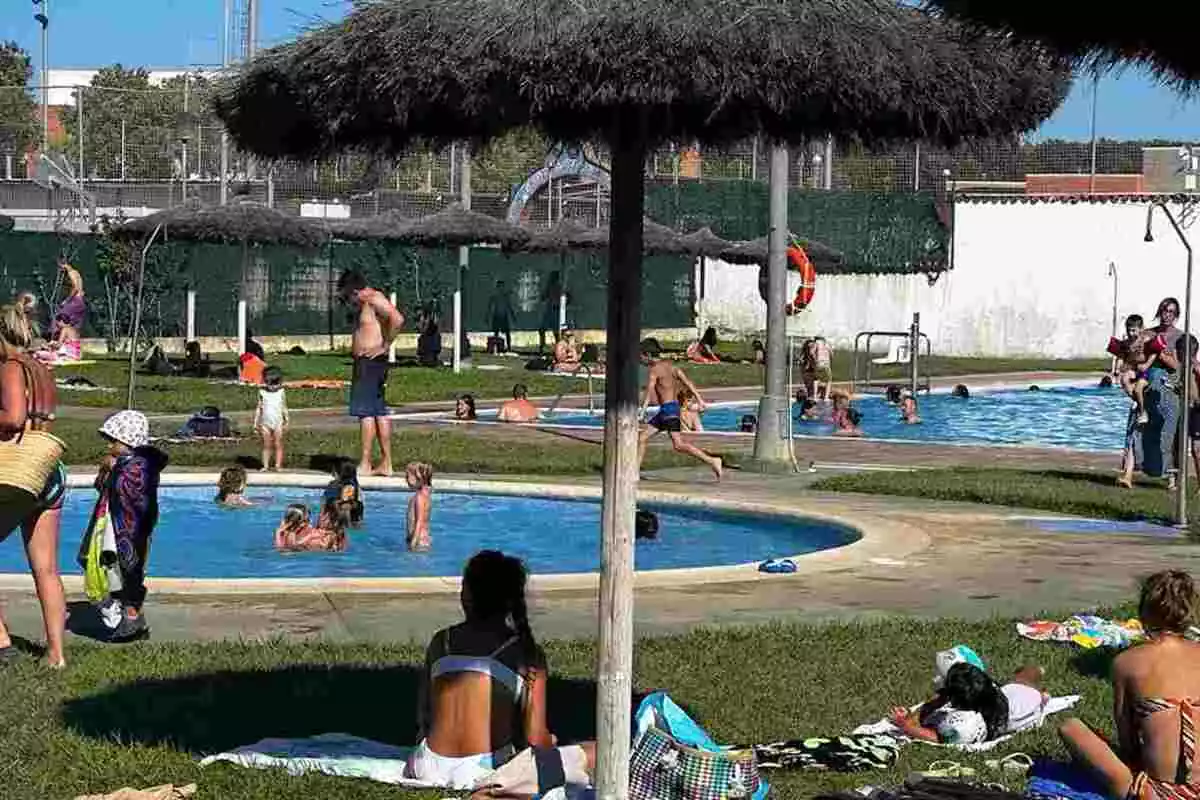 Persones a la piscina