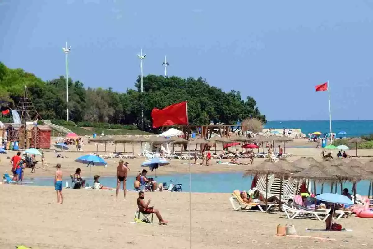 Bandera vermella a les platges catalanes