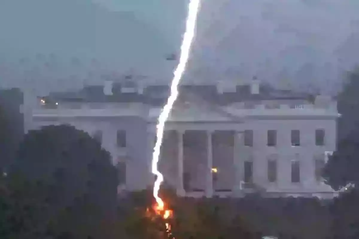 Foto Casa Blanca amb llamp