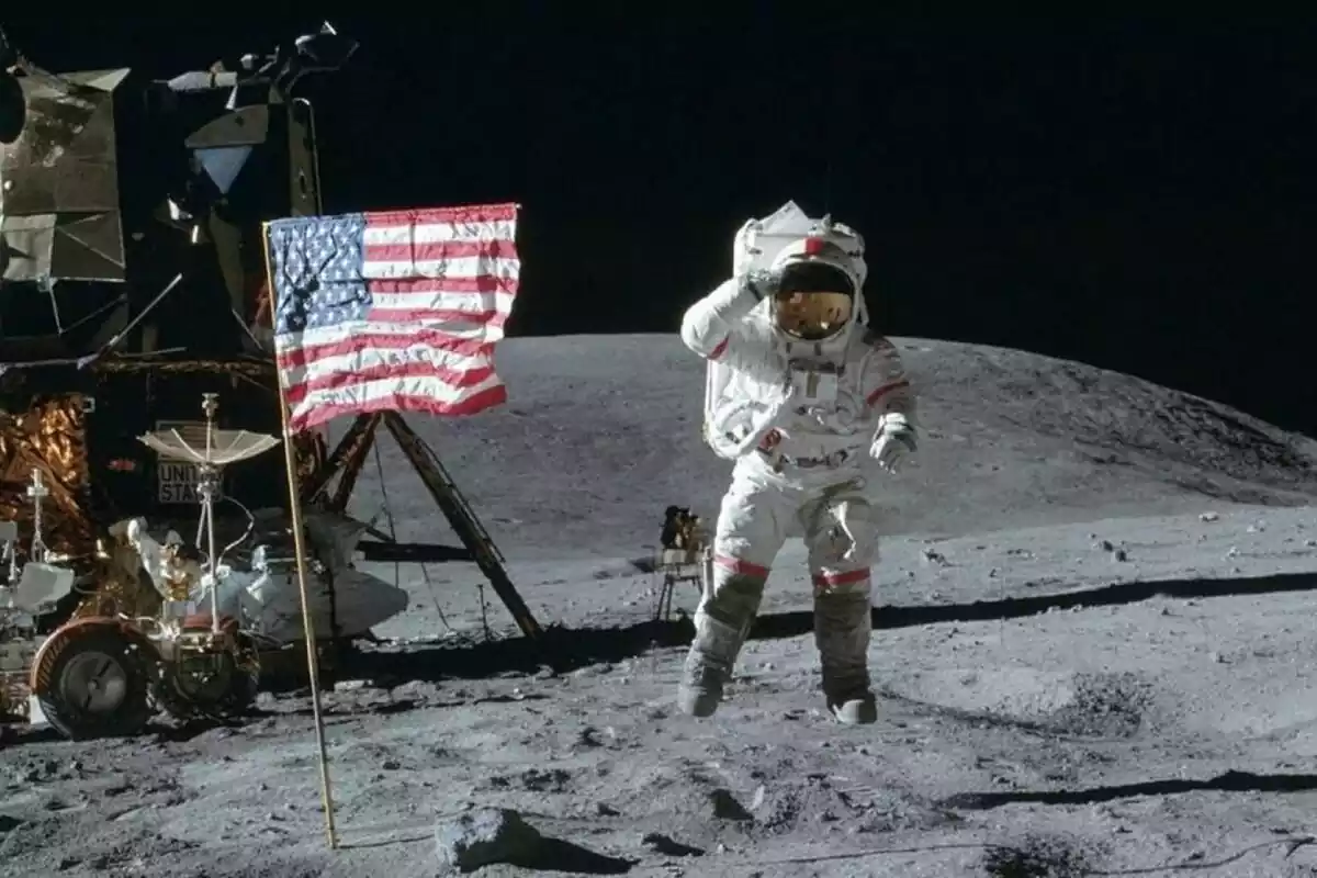 Foto de l'home a la lluna.