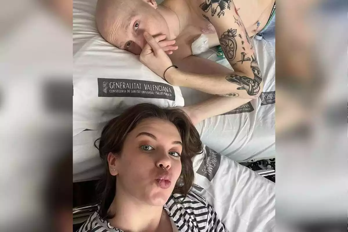 Foto de Nerea i Charlie junts a l'hospital.