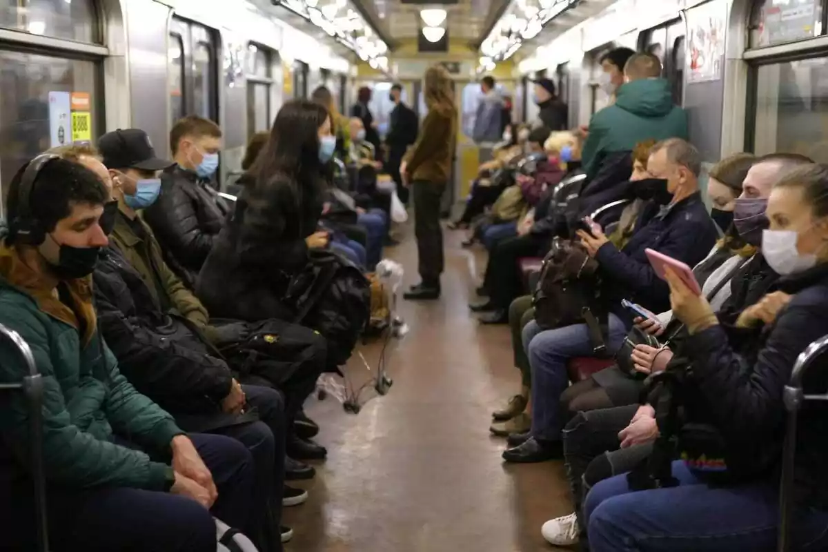 Foto de persones amb mascareta al transport públic.