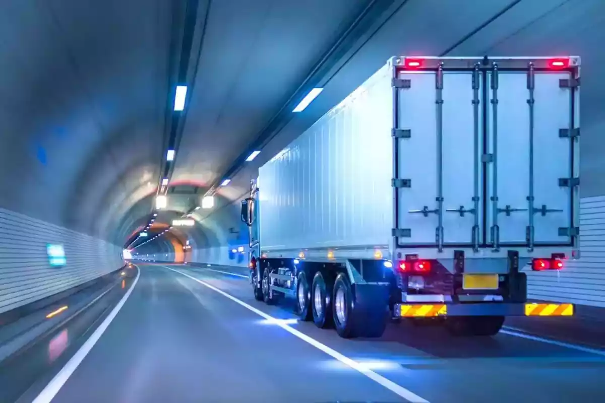 Foto d'un camió en un túnel