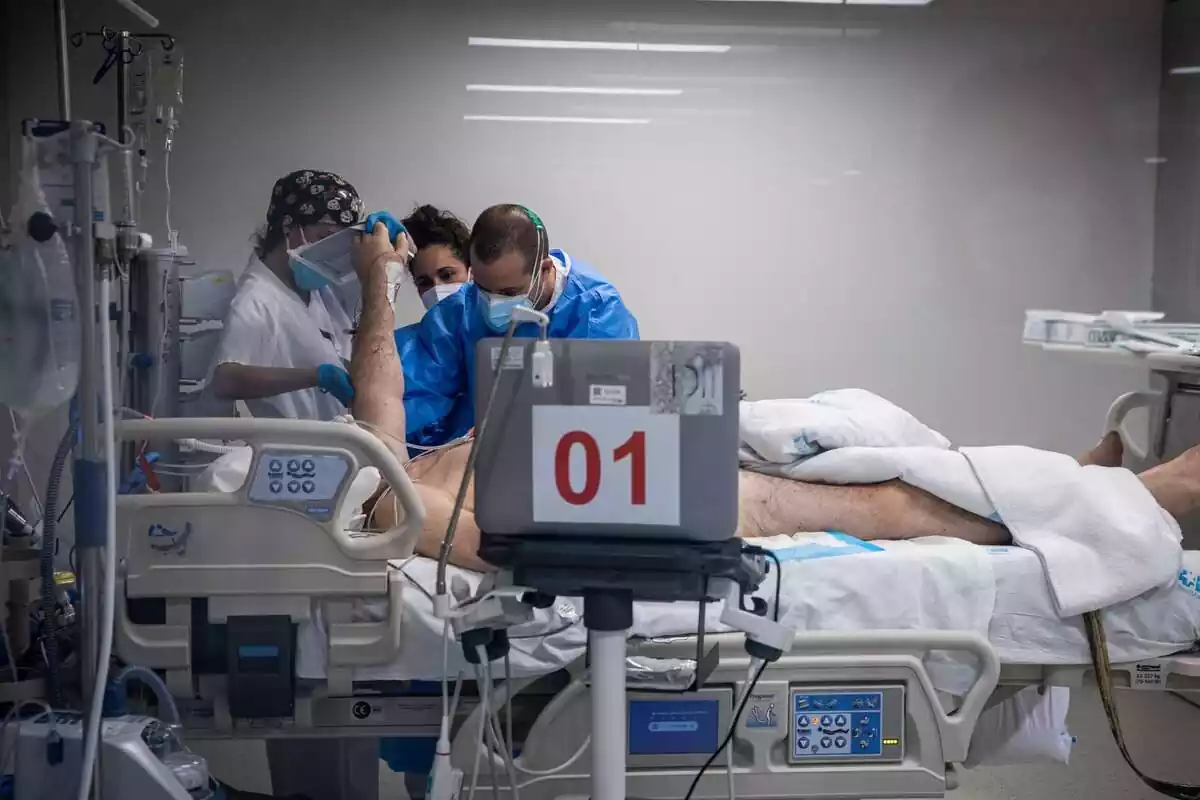 Foto d'un pacient amb Covid-19 en un hospital espanyol.