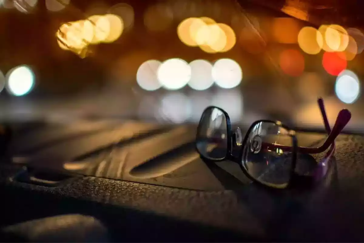 Foto d'unes ulleres sobre la guantera d'un cotxe