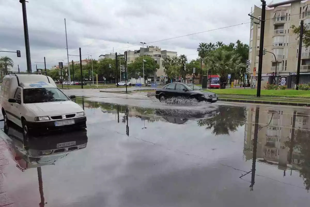 Imatge de diversos cotxes circulant per Almeria durant un dia de pluja.
